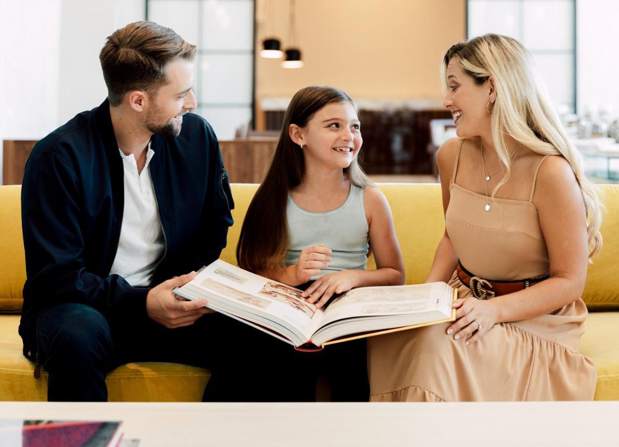 Ette Luxury Hotel & Spa Four Corners Екстериор снимка A family at the 2019 Toronto International Film Festival