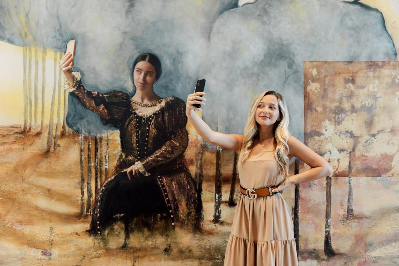 Ette Luxury Hotel & Spa Four Corners Екстериор снимка Self-portrait with a model