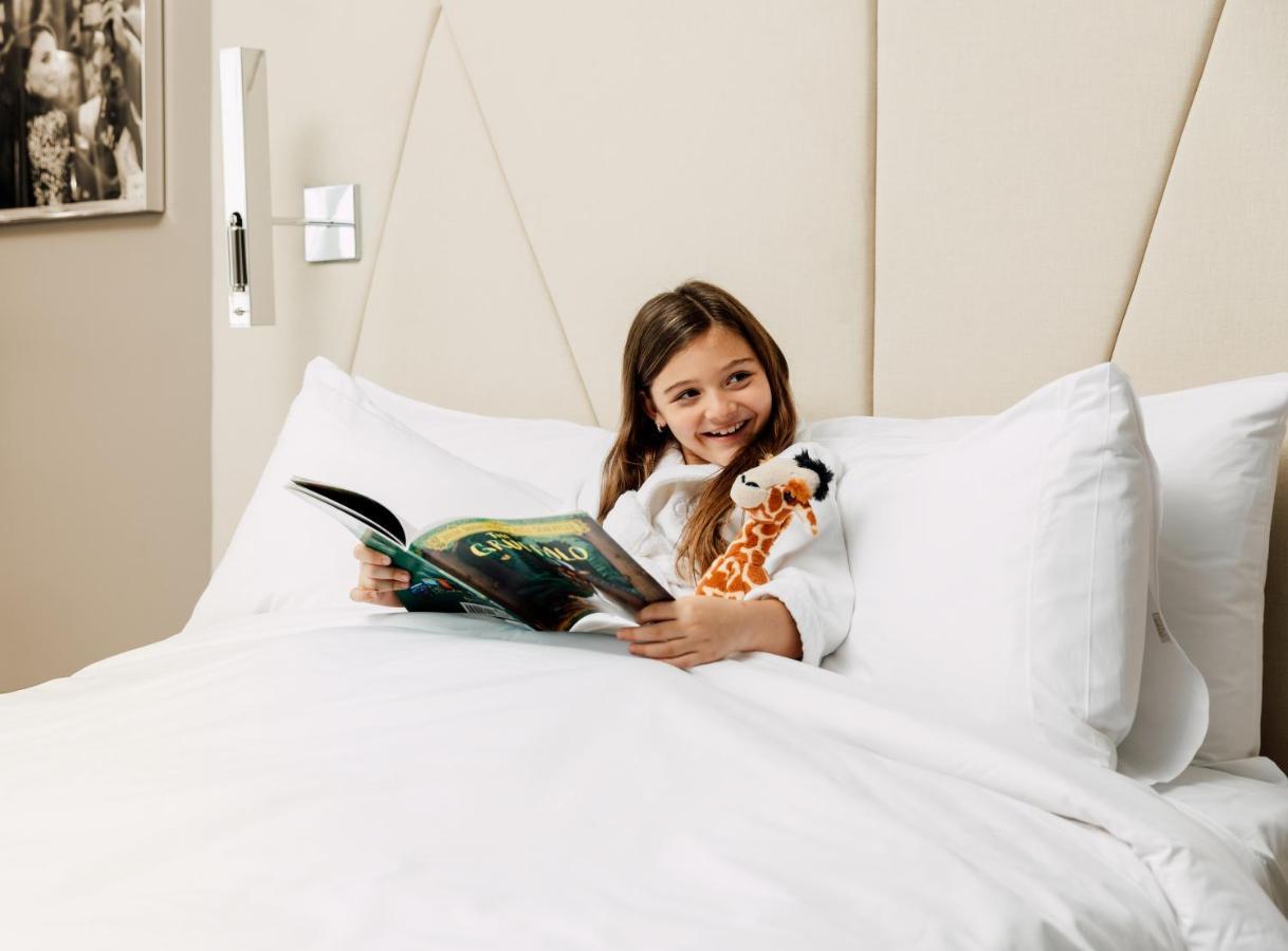 Ette Luxury Hotel & Spa Four Corners Екстериор снимка A child in a hotel room