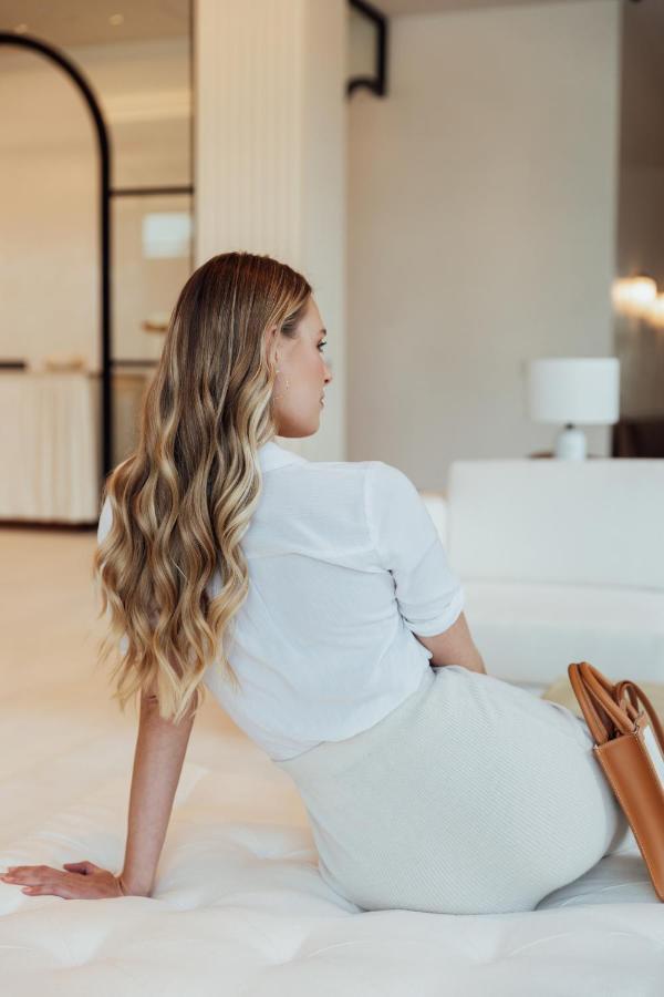 Ette Luxury Hotel & Spa Four Corners Екстериор снимка A woman with long hair