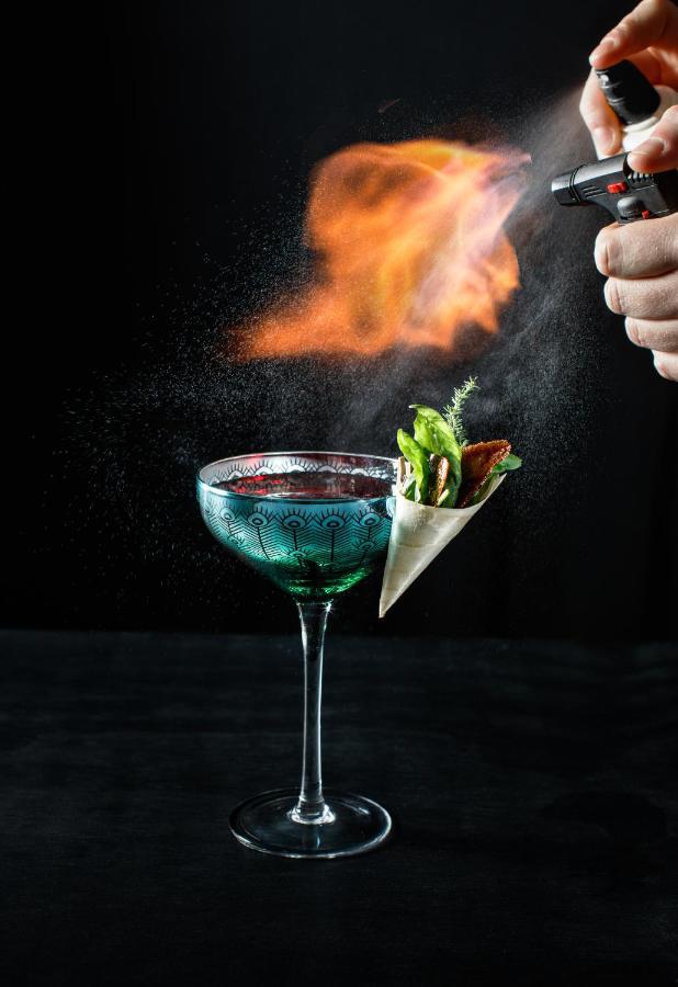 Ette Luxury Hotel & Spa Four Corners Екстериор снимка A cocktail being flambéed